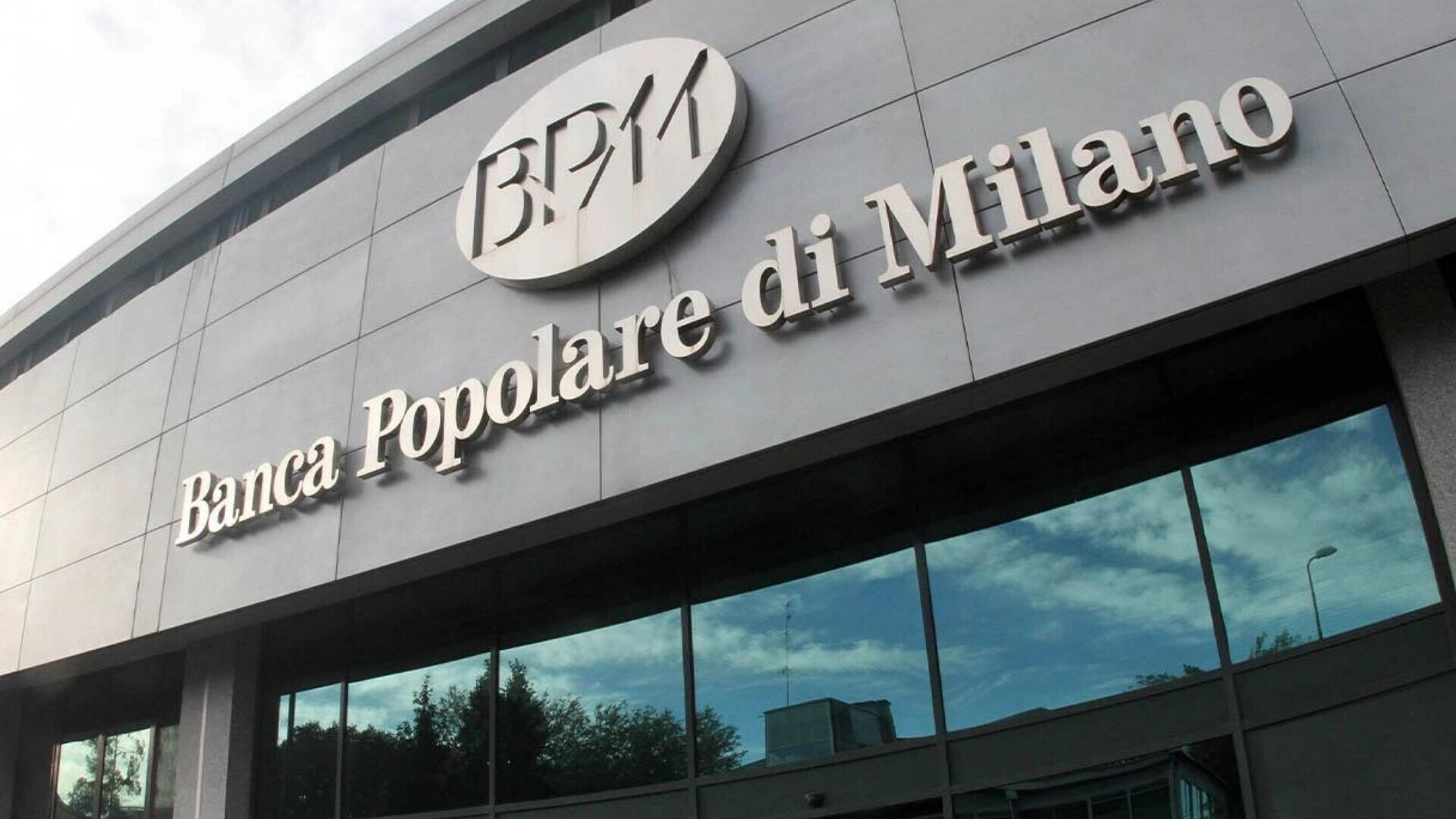 Portale principale della Banca Popolare di Milano con porte d’ingresso e logo.